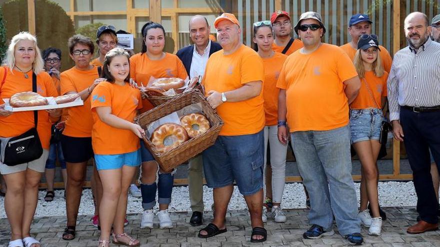 El alcalde recibe a los festeros del Raval Roig para la tradicional entrega del &quot;panquemao&quot;