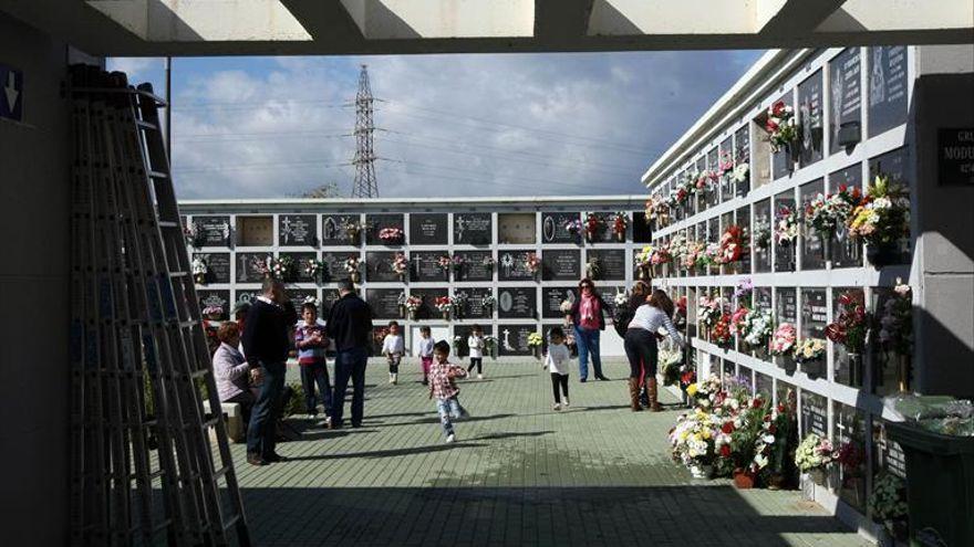 Varias personas visitan el cementerio municipal de la Fuensanta.