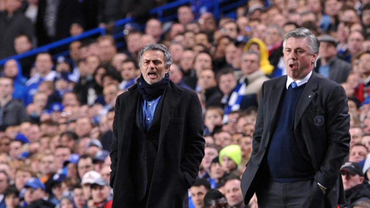 Jose Mourinho, entonces entrenador del Milan, y Carlo Ancelotti, que entrenaba al Chelsea, en un partido de Champions el 16 de marzo del 2010, en Stamford Bridge.