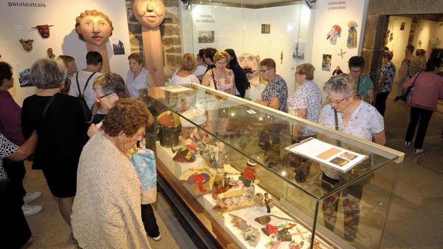 Un grupo de 65 mujeres de Moaña y su alcaldesa visitaron ayer por la tarde el museo tras ser recibidas en el consistorio. // Bernabé/Javier Lalín