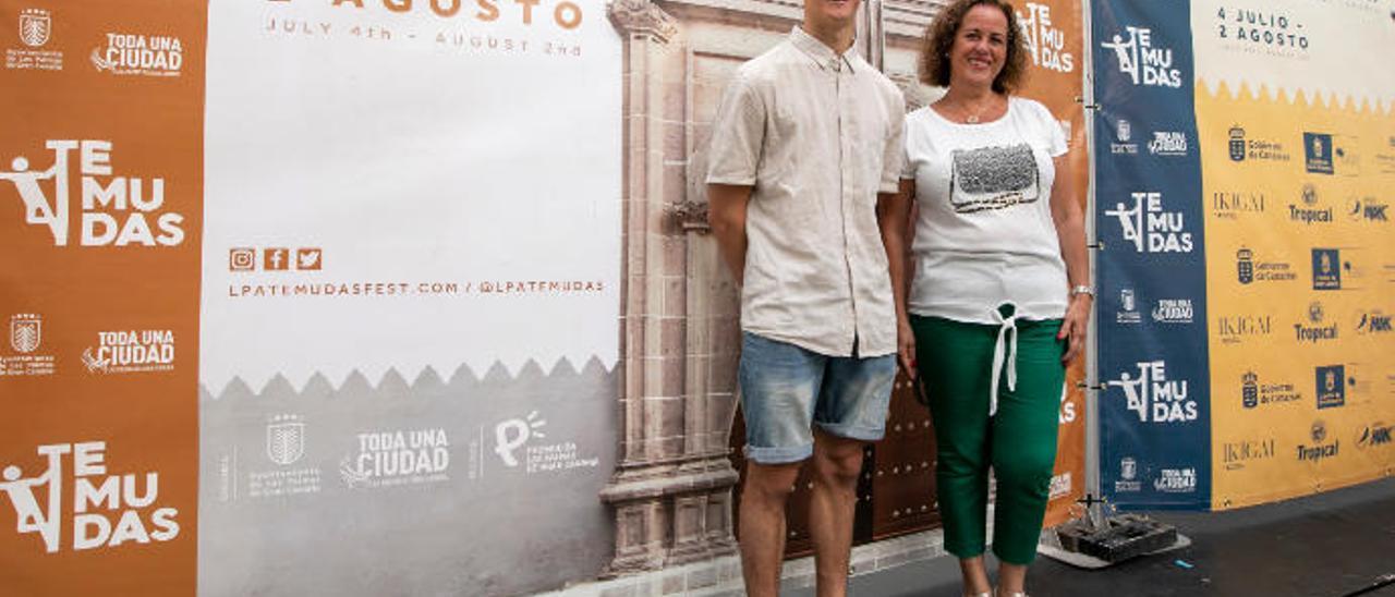 El bailarín Joel Pradas Reguill y la directora del Temudas, Marisol García, ayer, poco antes de la presentación