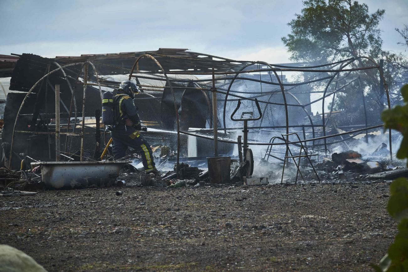 Incendio en unas casetas de Bajo la Cuesta (Candelaria)