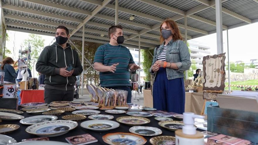 La consejera municipal de Economía del Ayuntamiento de Zaragoza, Carmen Herrarte, visita el mercado de Parque Venecia en la capital aragonesa.