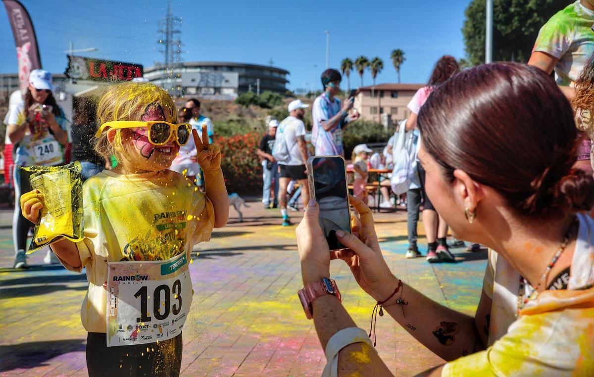 Una madre fotografía a su hija en la fiesta solidaria.