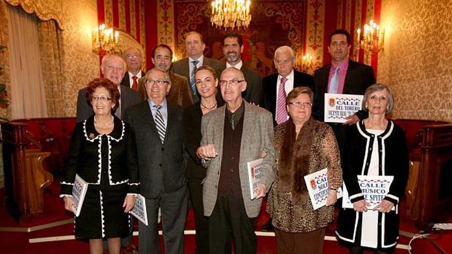 La alcaldesa y el concejal de Estadística, ayer, junto los galardonados con una calle