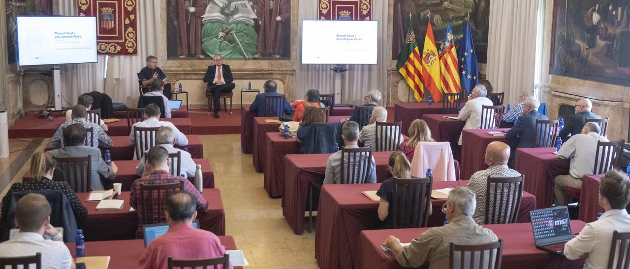 Momento de la conferencia de los catedráticos Manuel Chust y José Antonio Pérez durante el congreso del bicentenario.