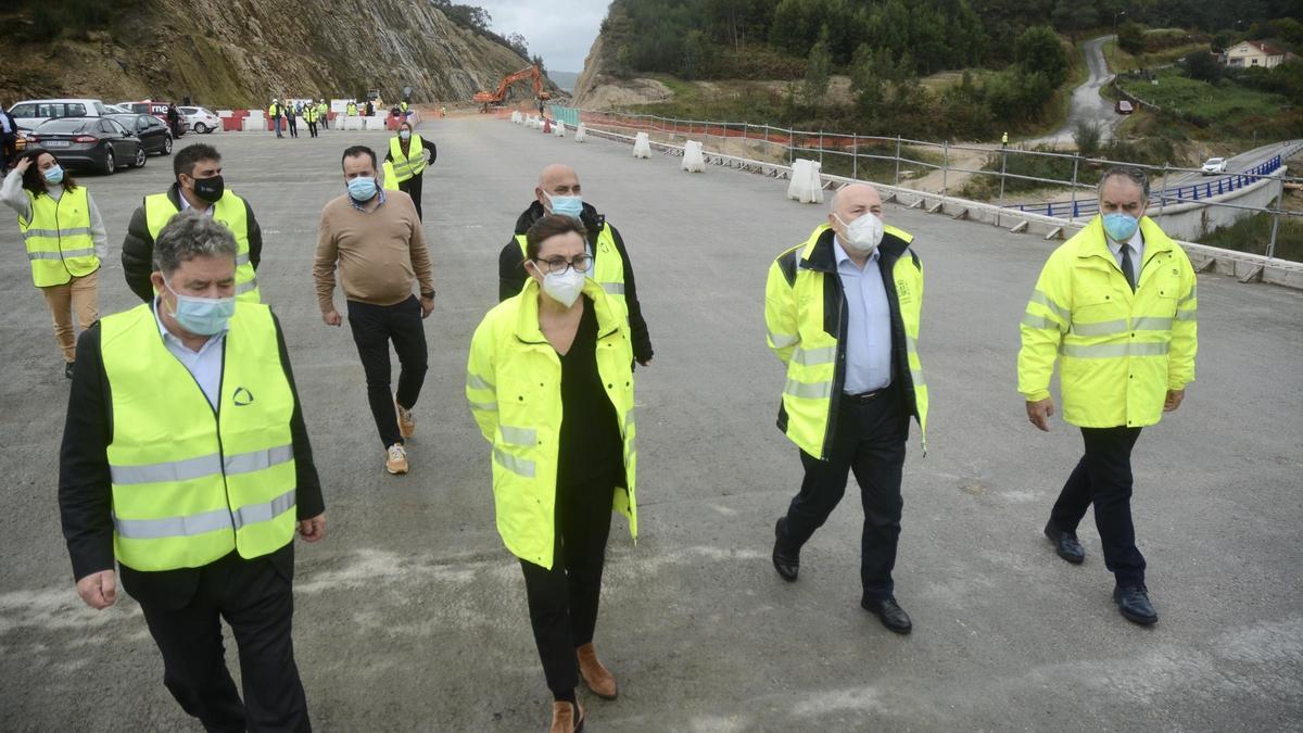 Lores, Javier Losada, Maica Larriba y César Poza, alcalde de Vilaboa en su visita a las obras.