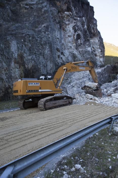 Cae una montaña y sepulta el acceso a Caso