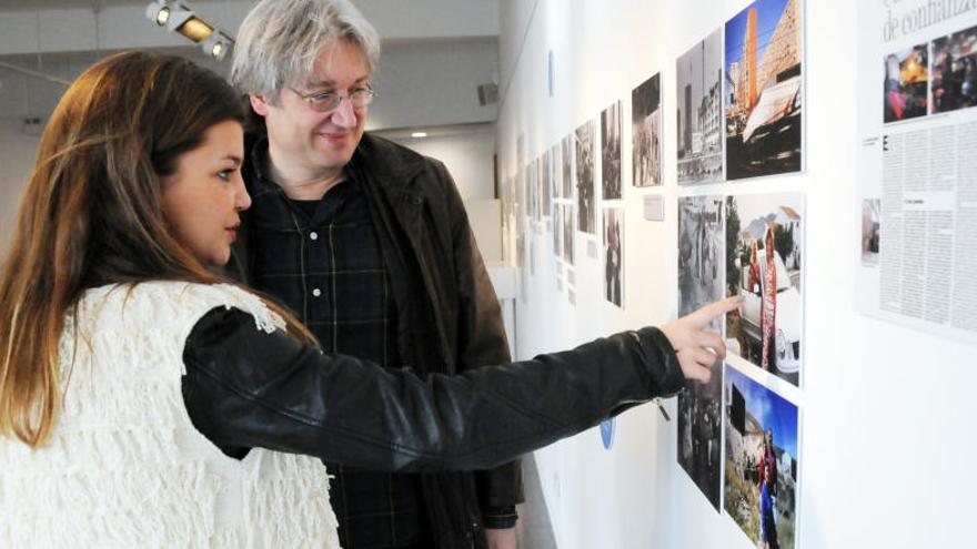 Andrea Elvira i Joaquim Noguero mirant una de les imatges de la mostra.