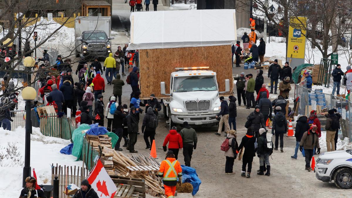 Manifestantes durante una manifestación de antivacunas en Ottawa (Canadá).