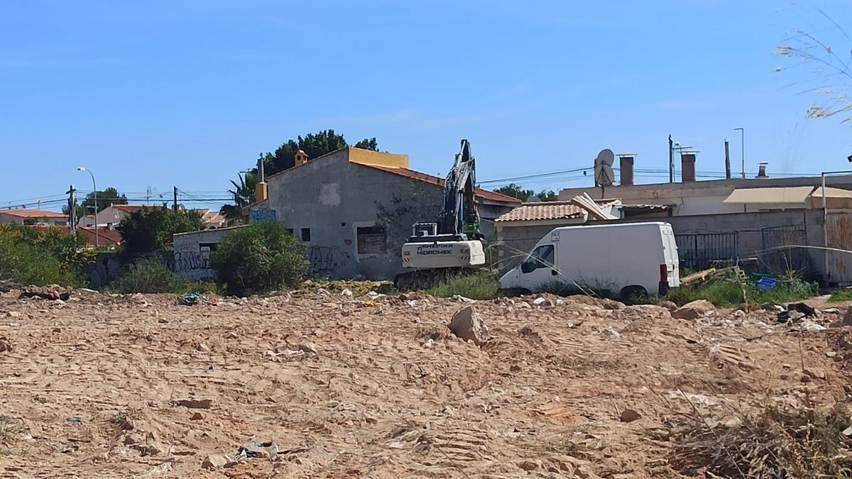 Trabajos de roturación la pasada primavera en la parcela junto a la calle Cerezo