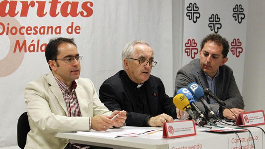 El director de Cáritas, Francisco José Sánchez, el delegado diocesano, Gabriel Leal, y el secretario, Francisco Jiménez.