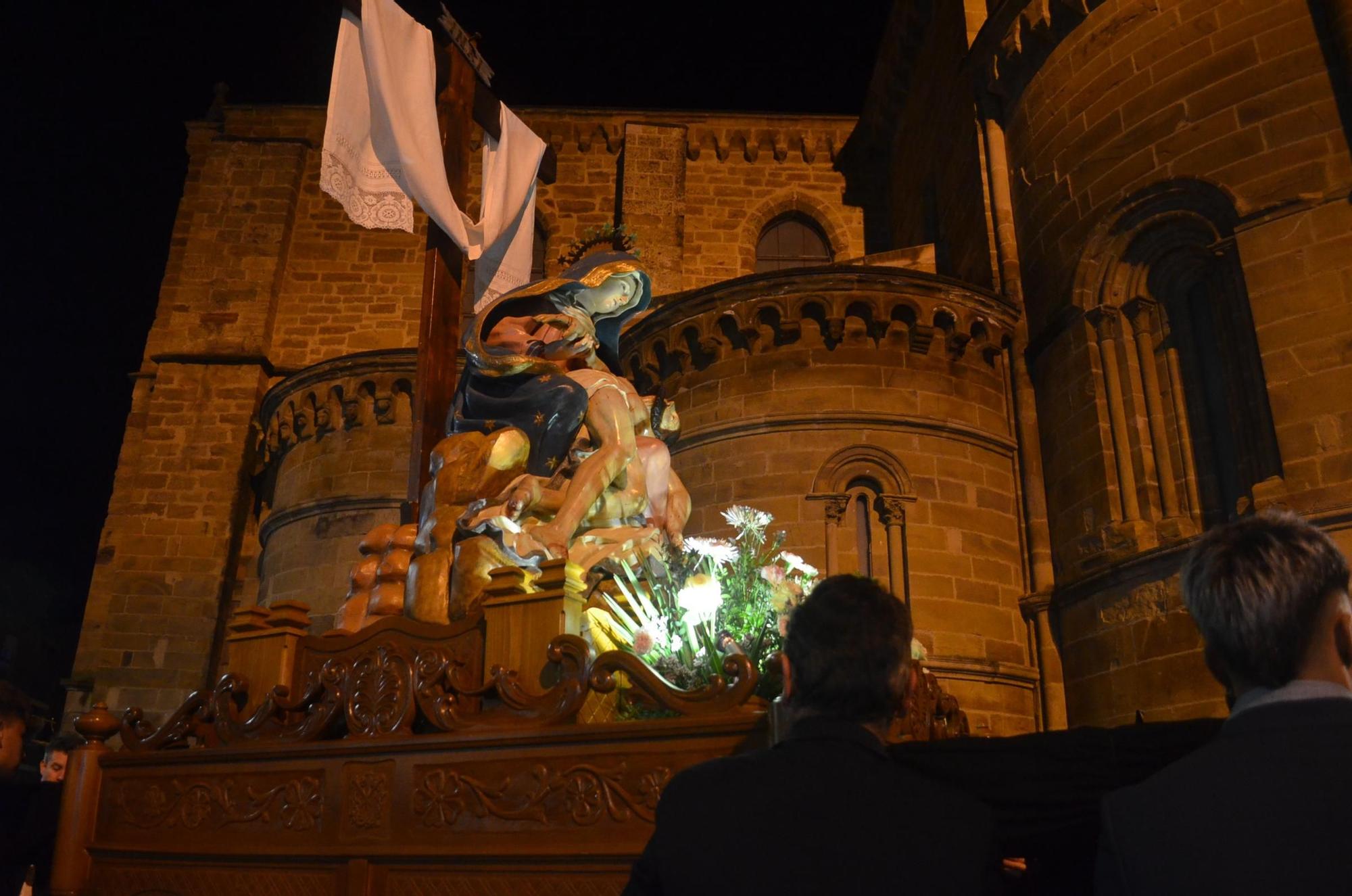 Semana Santa Benavente 2024: Así ha sido la Procesión del Santo Entierro