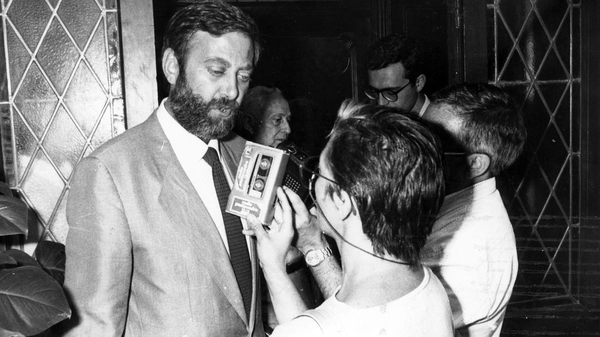 Javier Cobián responde a la prensa a la salida del Concello. Fotografía de 1980.