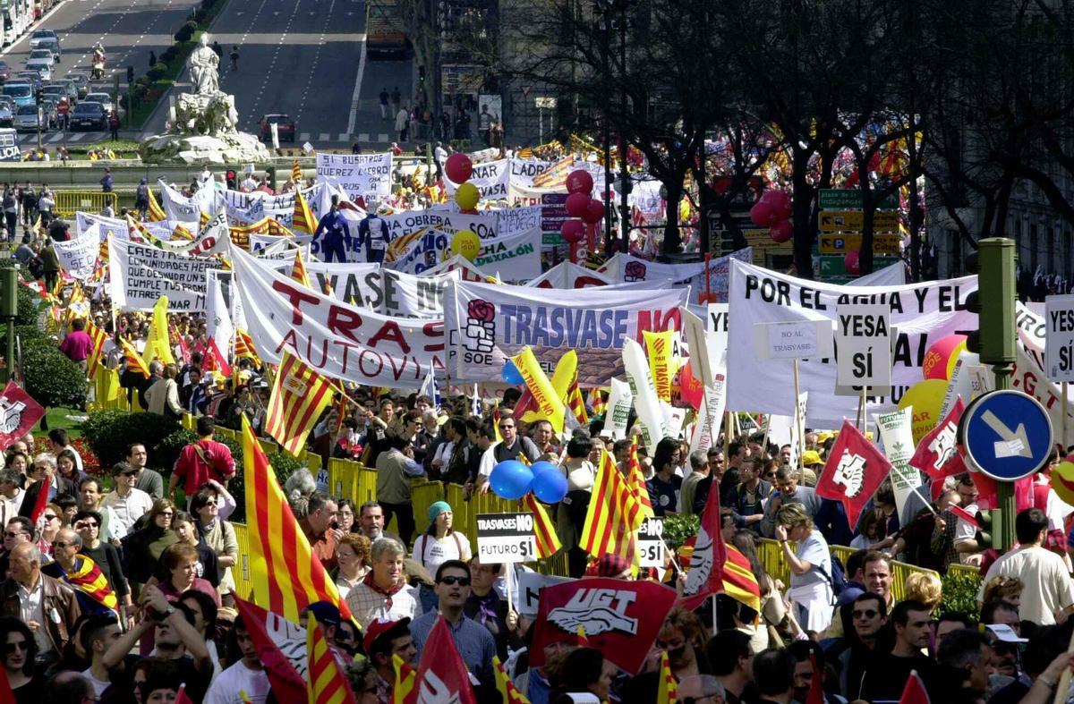 Miles de aragoneses se desplazaron a Madrid para protestar contra el trasvase del Ebro, en 2001.