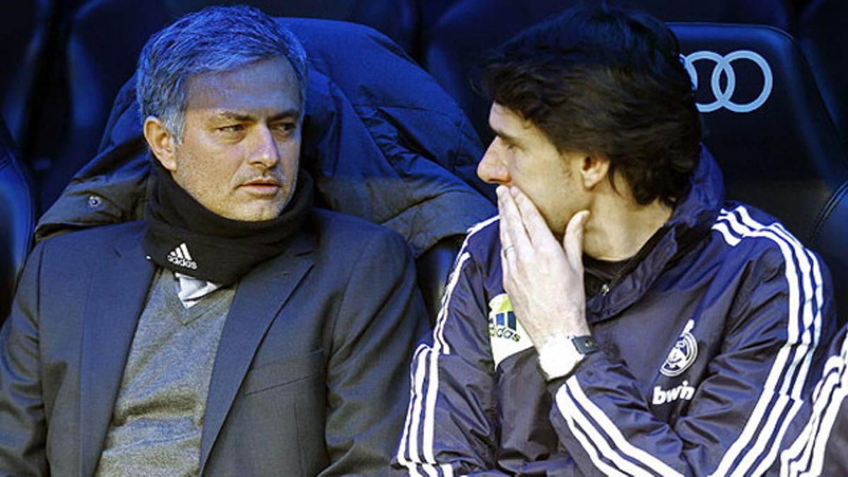 Mourinho y Karanka conversan durante el partido