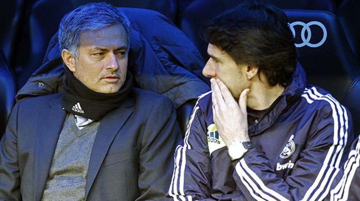 Mourinho i Karanka conversen durant el partit. Mourinho i Karanka conversen durant el partit.