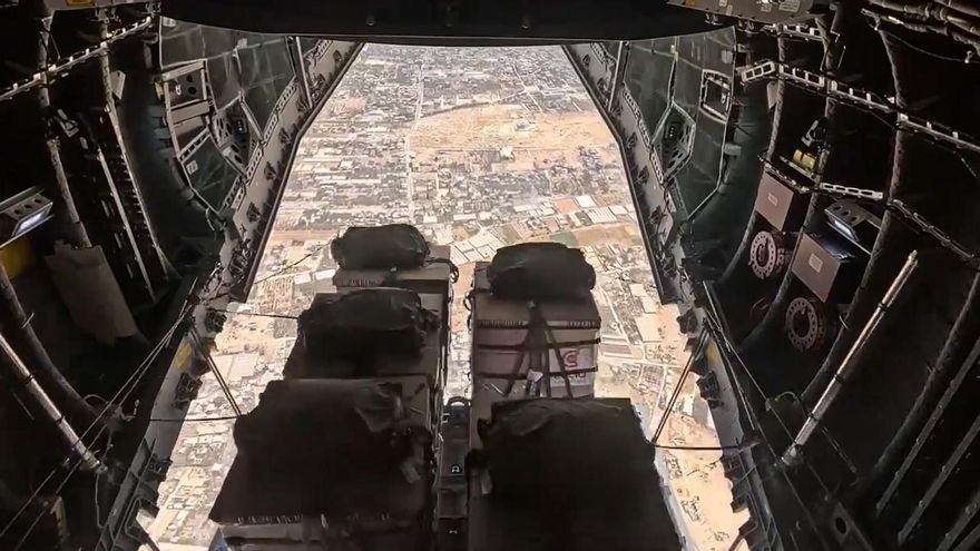 España lanza en Gaza 5.500 raciones de comida y denuncia la &quot;hambruna inducida&quot; por Israel