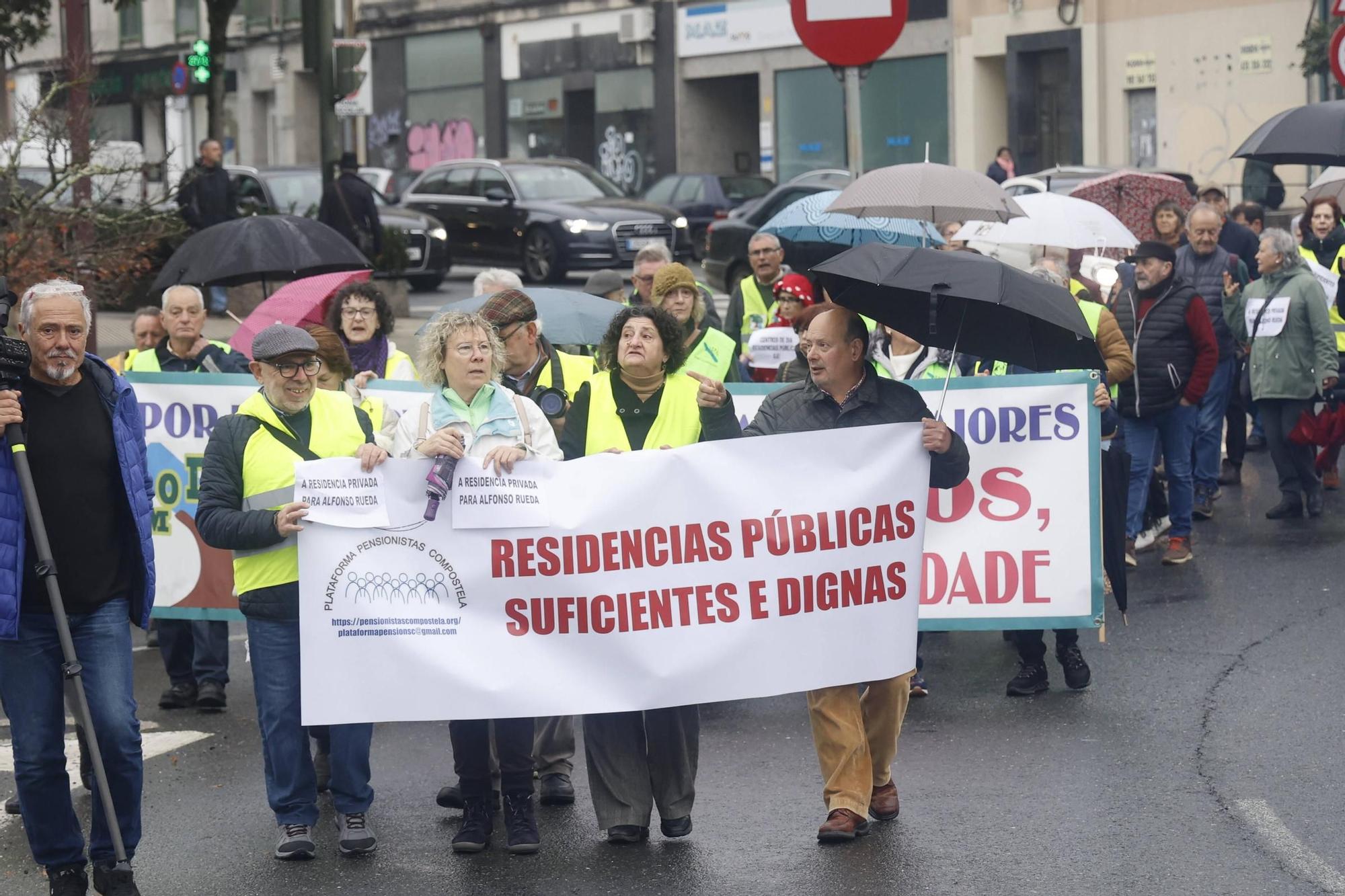 Manifestación en Santiago por la gestión pública de las residencias