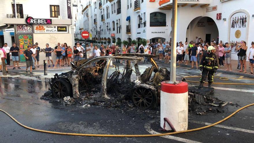 Incendio en Puerto Banús | Susto en Puerto Banús al arder un vehículo por  causas desconocidas