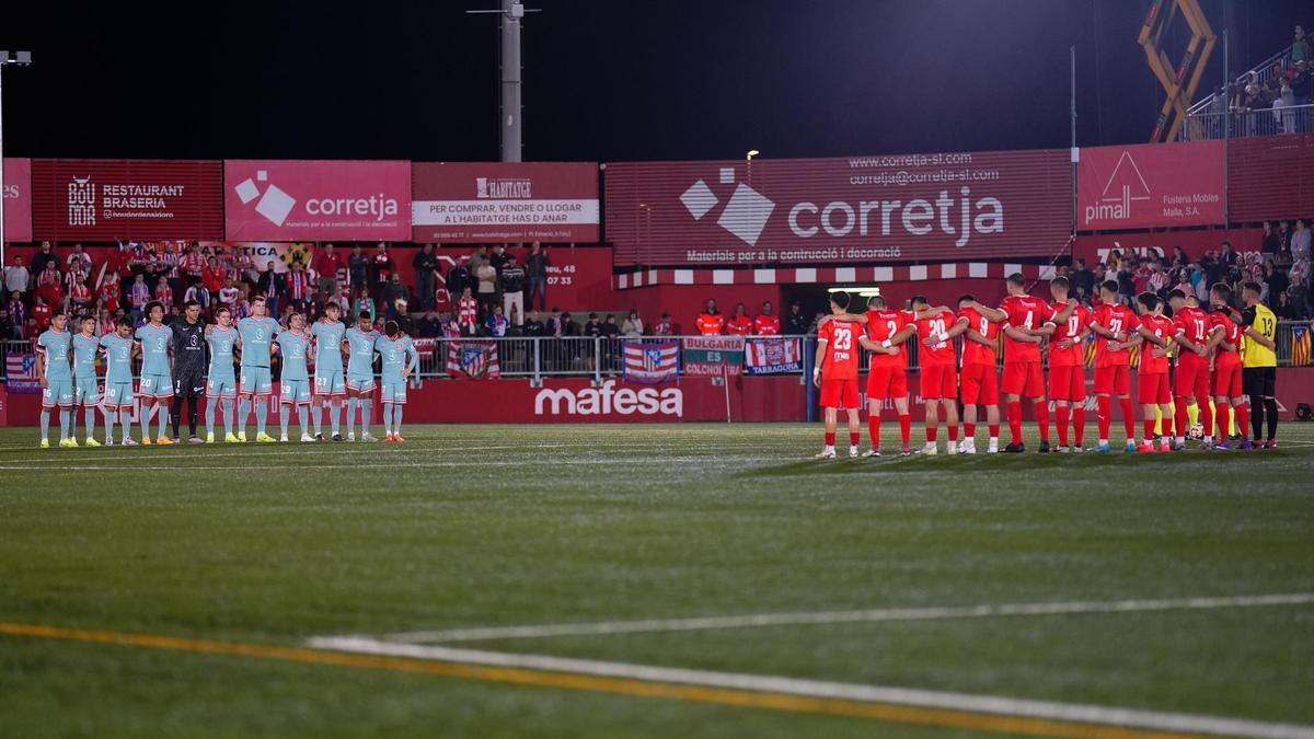 Minuto de silencio por las víctimas de la DANA en el Vic-Atlético de Copa del Rey.