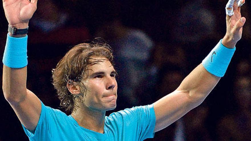 Rafel Nadal saluda emocionado al público tras imponerse a Federer y clasificarse para la final de la copa de Maestros.