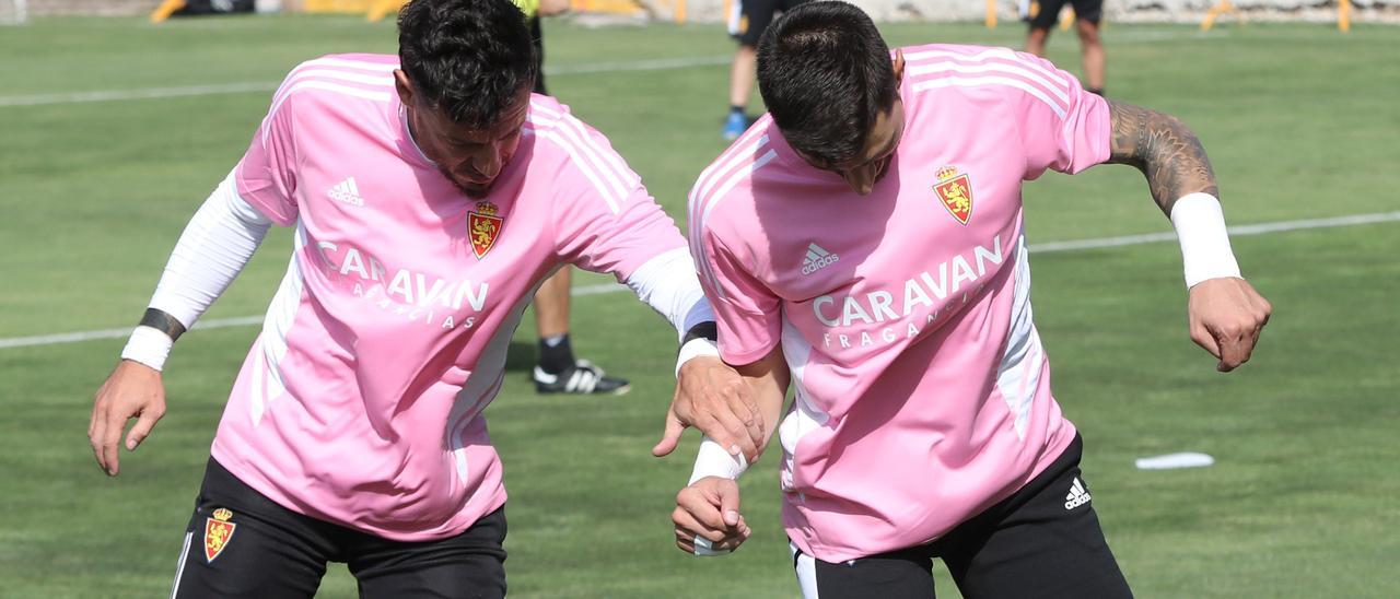 Cristian Álvarez realiza un ejercicio físico con Álvaro Ratón en el primer entrenamiento de la pretemporada.