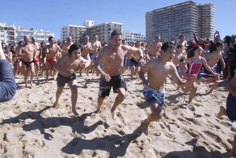 El primer bany de l''any congrega centenars de persones a Palamós