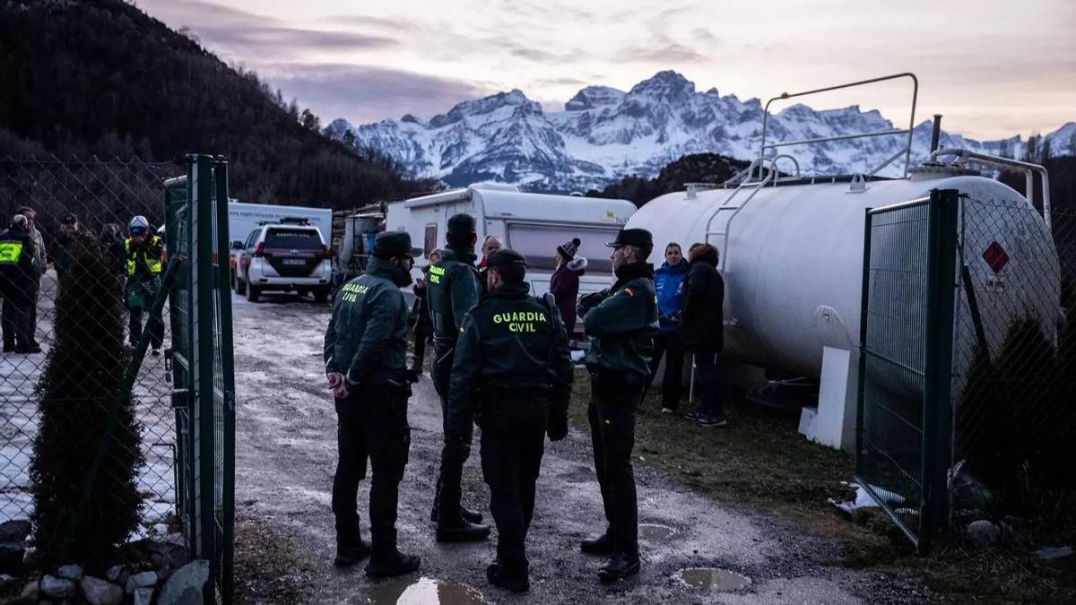 Membres de la Guàrdia Civil i diversos efectius, aquest vespre a Panticosa
