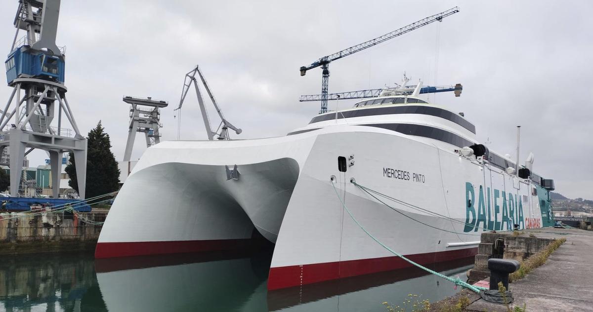 El ferri «Mercedes Pinto», en la dársena de armamento del astillero de Armón de Gijón.  | BALEARIA