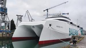 El ferri «Mercedes Pinto», en la dársena de armamento del astillero de Armón de Gijón.  | BALEARIA