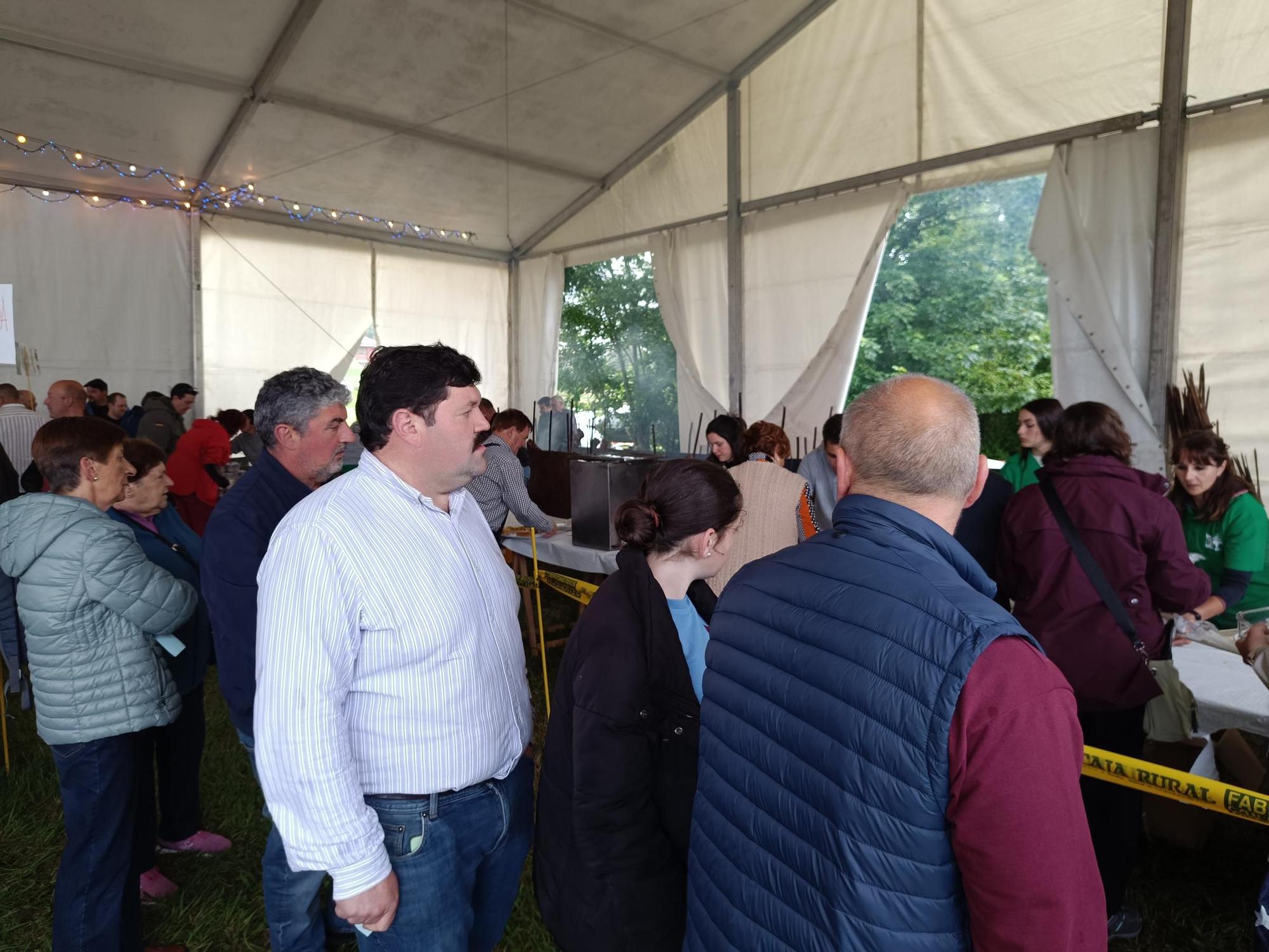 Compartiendo mesa y mantel en las fiestas de Meres, en Siero