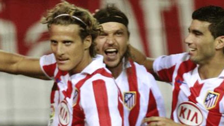 Forlán, Ujfalusi y Reyes celebran un gol.