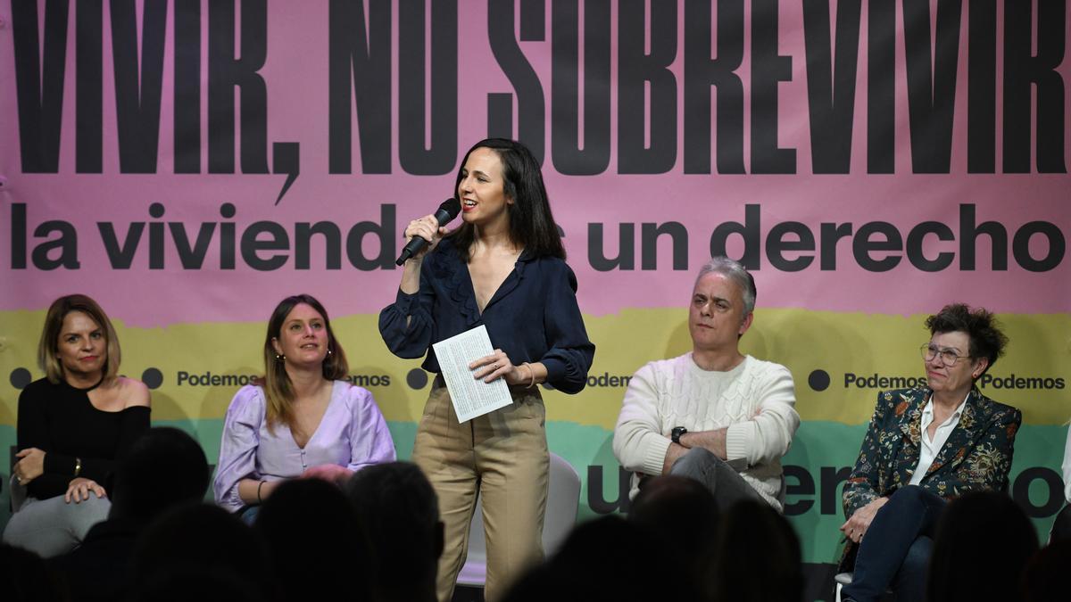 La secretaria general de Podemos y ministra de Derechos Sociales y Agenda 2030, Ione Belarra, interviene durante el acto de su partido ‘Vivir no sobrevivir. La vivienda es un derecho’, en la sede de Podemos, a 12 de marzo de 2023, en Madrid (España).