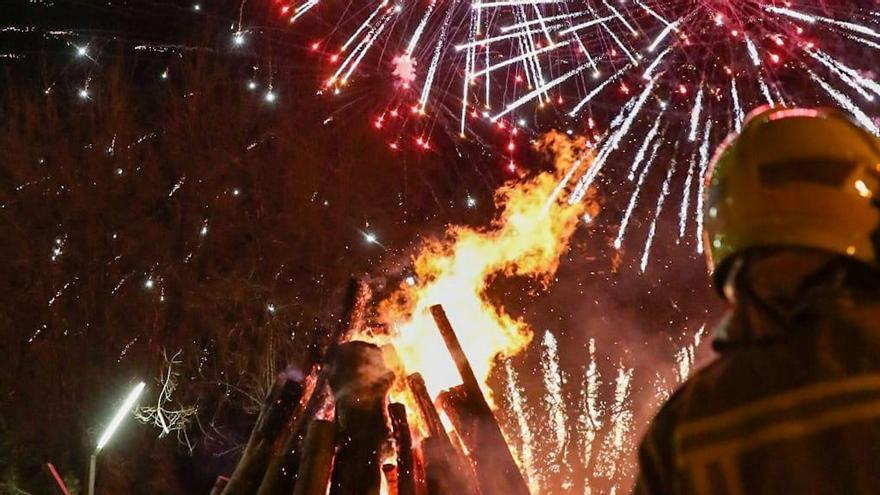 La hoguera y los fuegos artificiales fueron el momento cumbre de la celebración de San Vicente.