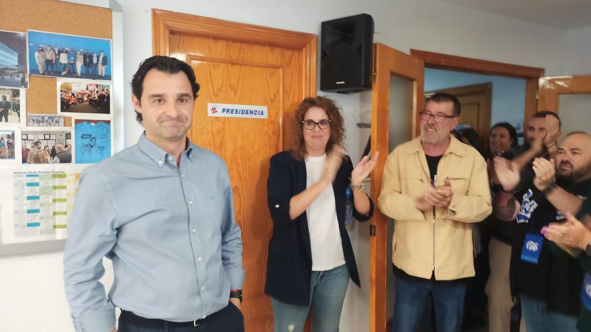 Celebración de la victoria electoral del PP en Torrevieja en su sede poco después de confirmarse los resultados electorales