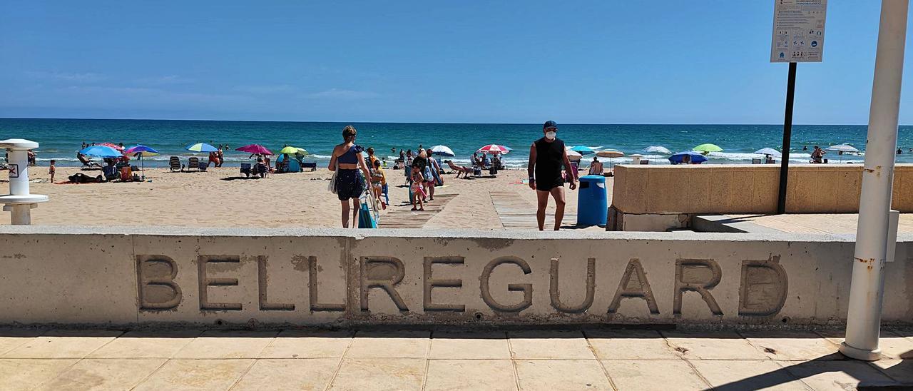 Parte del muro repuesto en la playa de Bellreguard durante los trabajos realizados el pasado mes de junio. | LEVANTE-EMV