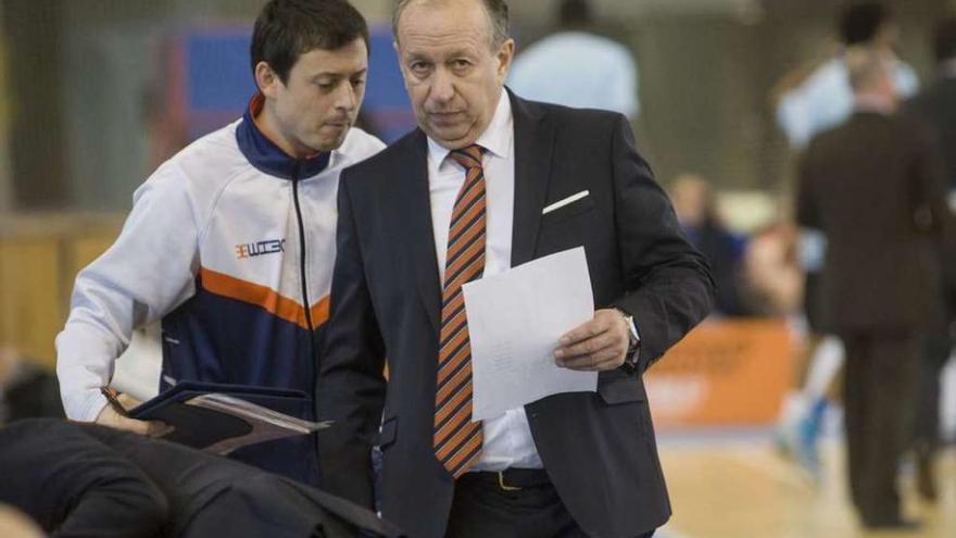 Tito Díaz, en el banquillo del Básquet Coruña durante un partido en el Palacio.