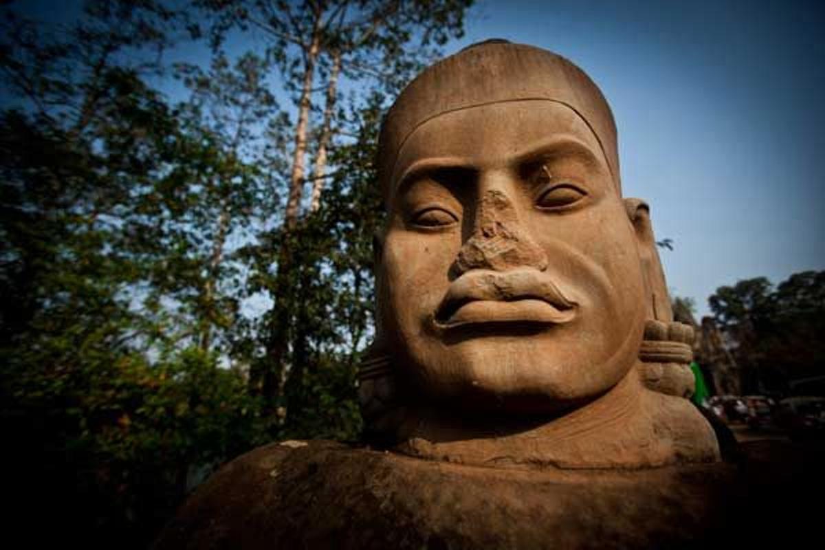 Detalle de una cabeza construída en piedra en Angkor Wat, que además de templo religioso, fue capital del Imperio jemer.