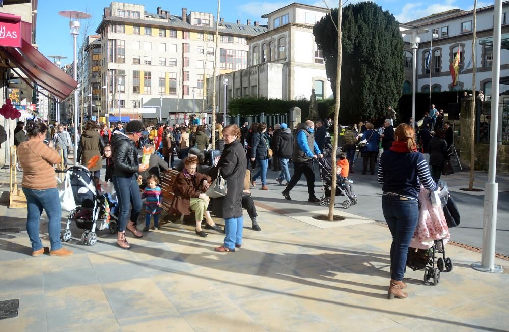 Los pontevedreses llenan la Plaza del Hospital en