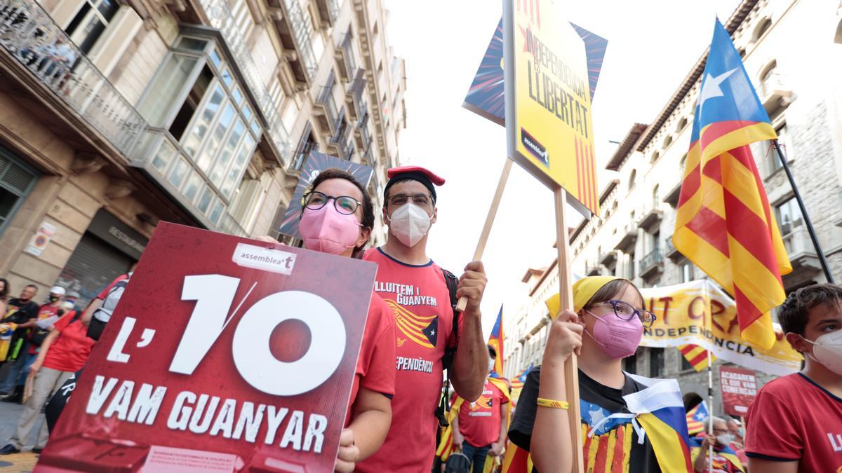 Una manifestant subjecta un cartell en què es pot llegir &#039;L&#039;1-O vam guanyar&#039;