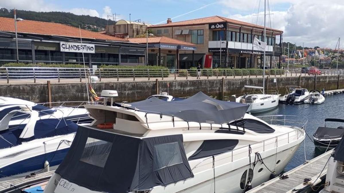 Una de las zonas de ocio de Sanxenxo, en el puerto deportivo