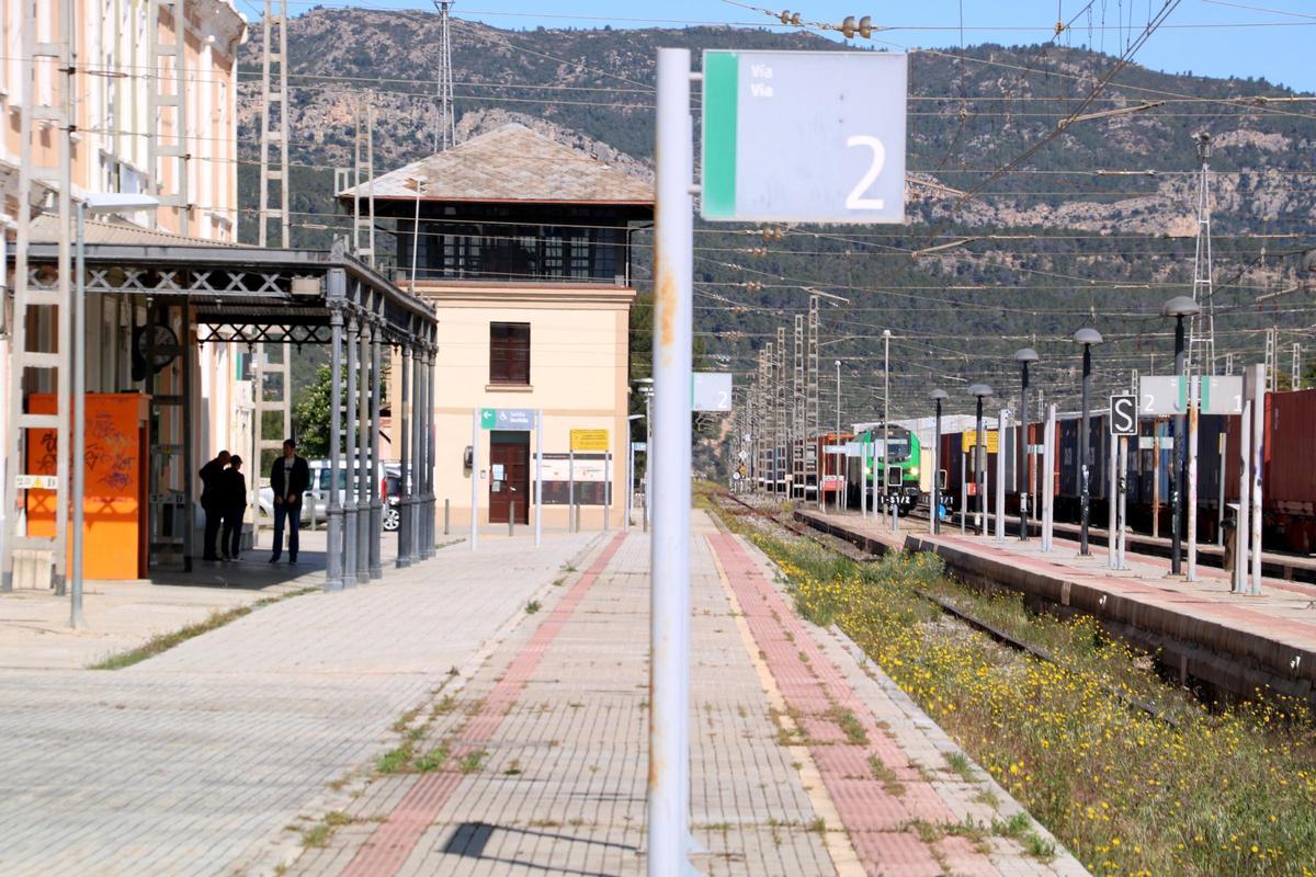 Estación de tren de Móra la Nova, sin servicio de trenes porque no pasa la R15 tras casi tres meses.