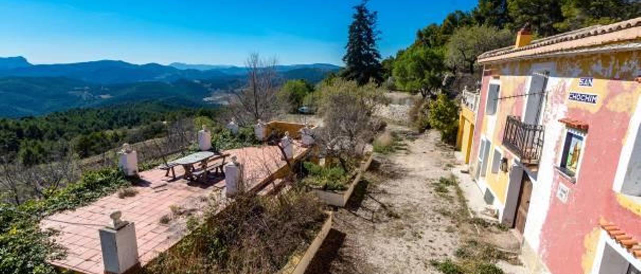 La finca San Chochim es una de las más singulares del interior de la Marina Baixa y se encuentra a las faldas de la sierra de Aitana.