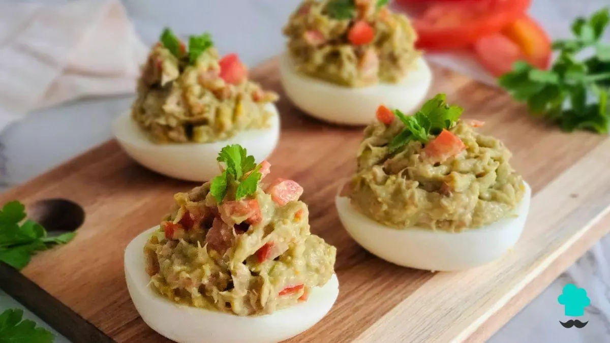Huevos rellenos de aguacate y atún: fáciles, rápidos y muy cremosos
