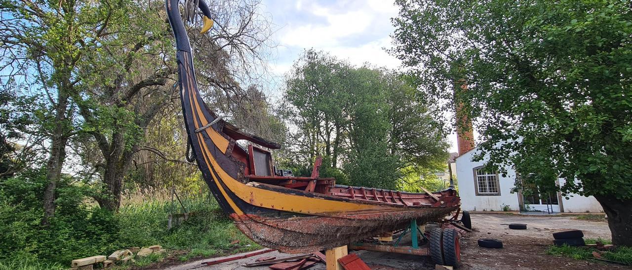 El drakkar “Torres de Oeste”, varado para su reparación.