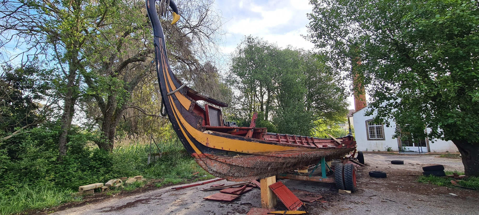 El drakkar “Torres de Oeste”, varado para su reparación.