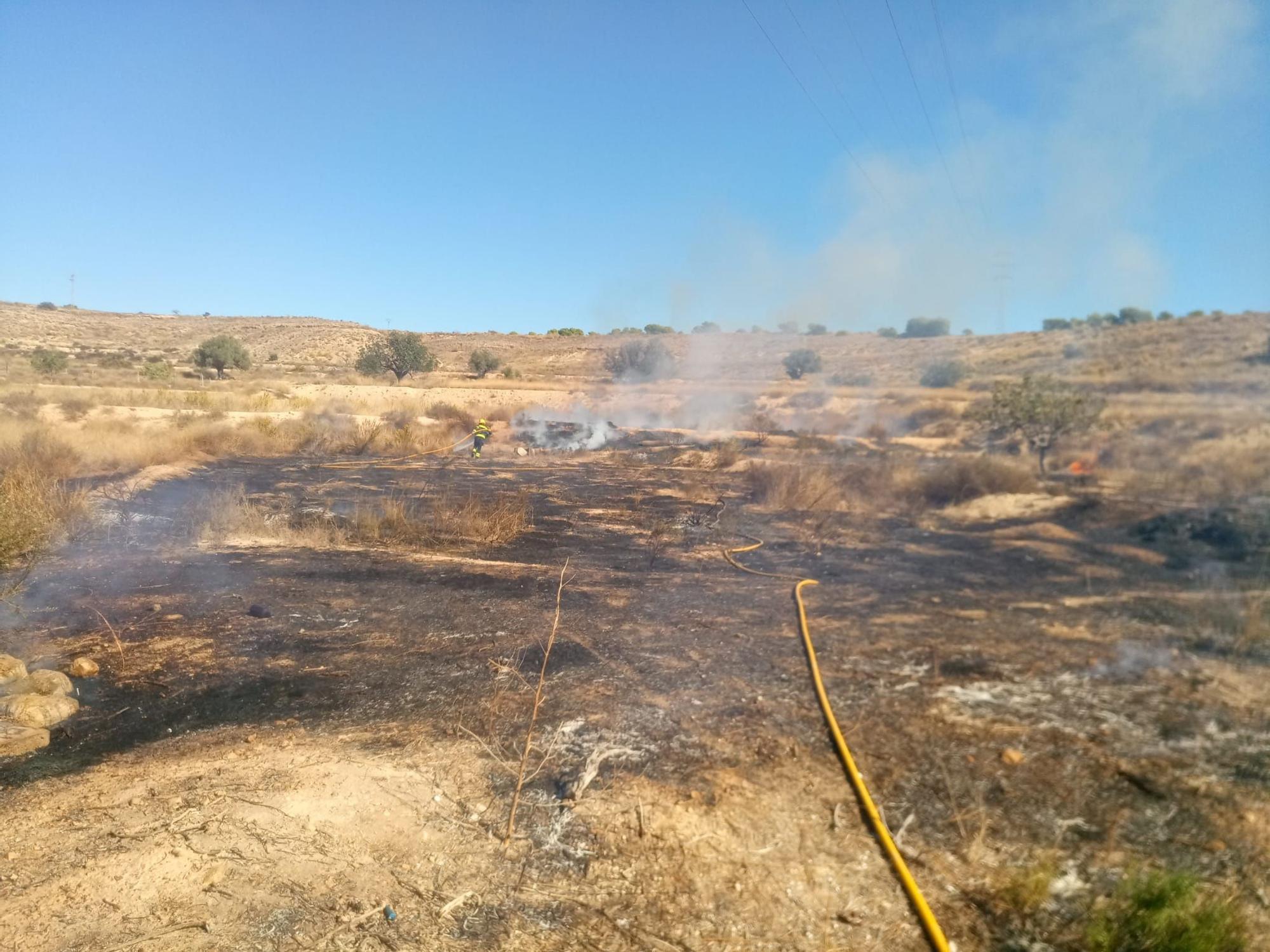 Los Bomberos extinguen un incendio en la sierra de Fontcalent