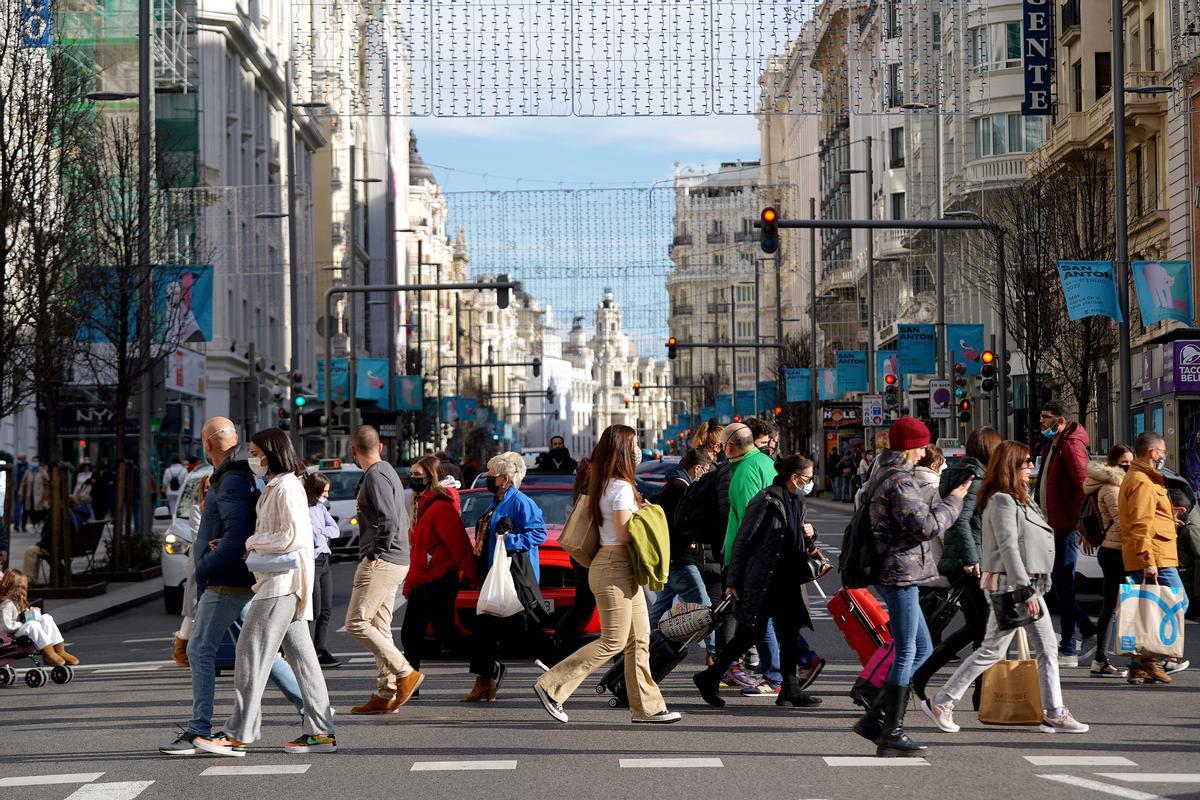 Peatones y tráfico la Gran Vía.