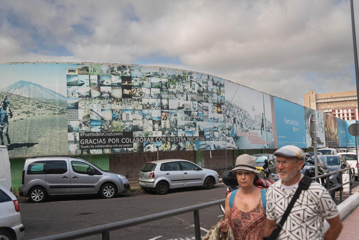 La fachada reubierta de publicidad de la antigua estación del Puerto de la Cruz